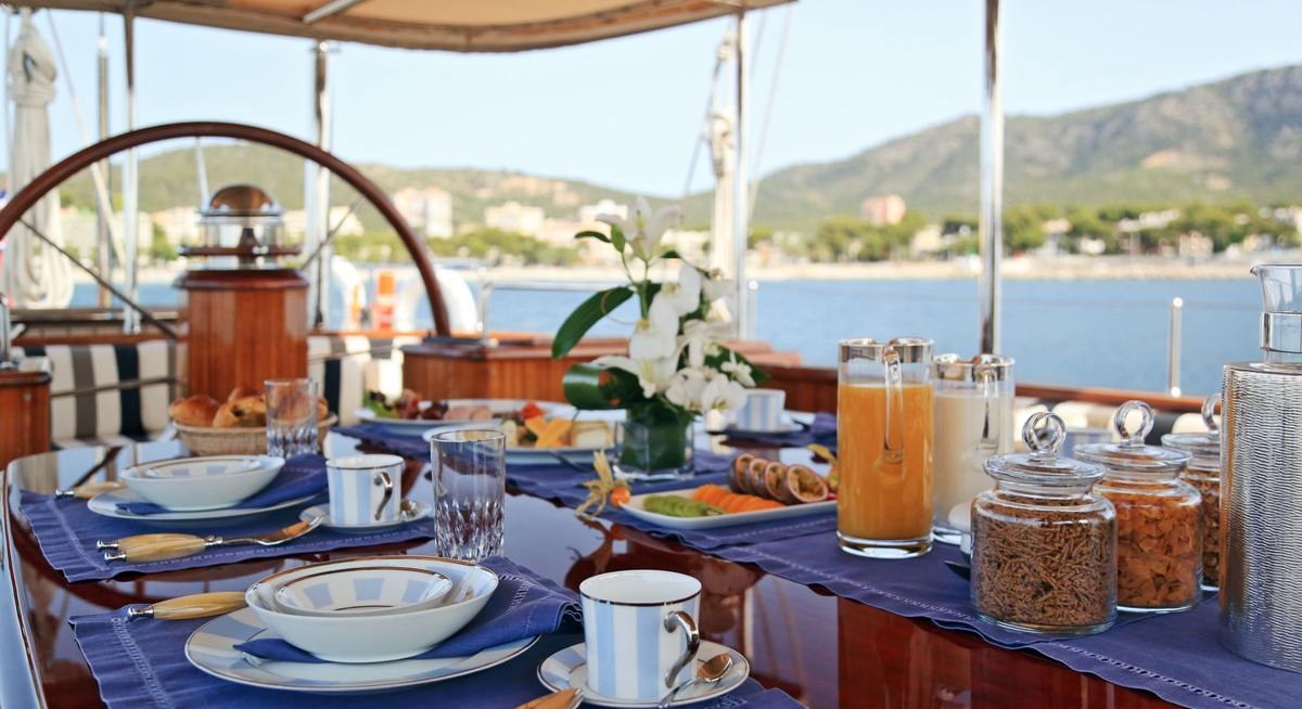GWEILO yacht charter 3