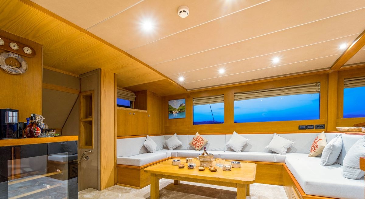 HAPPY DAYS yacht charter 5