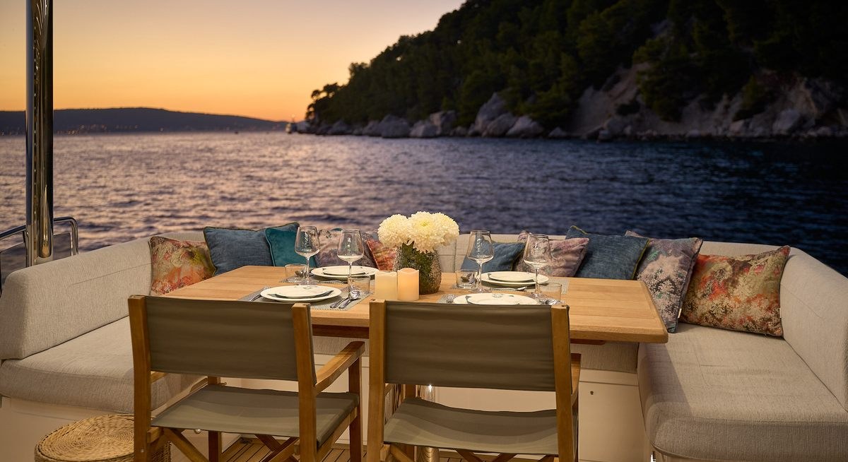 HIDEAWAY yacht charter 4