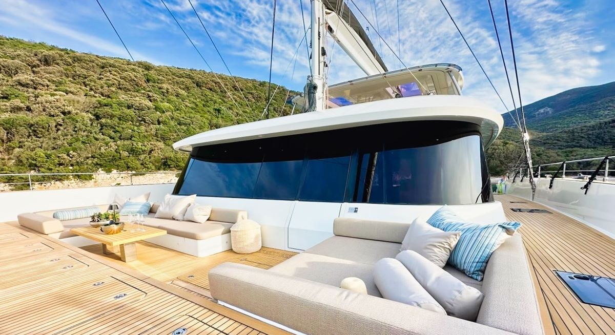 HONEYBIRD yacht charter 2