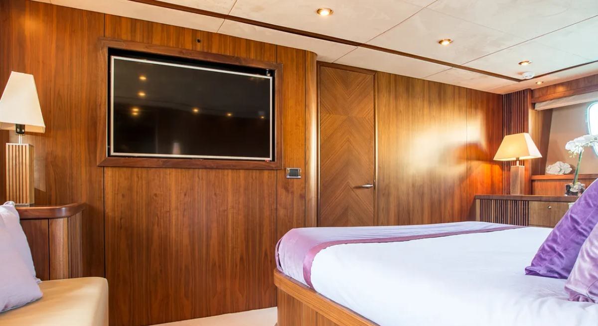 HOOLIGAN OF COWES yacht charter 5