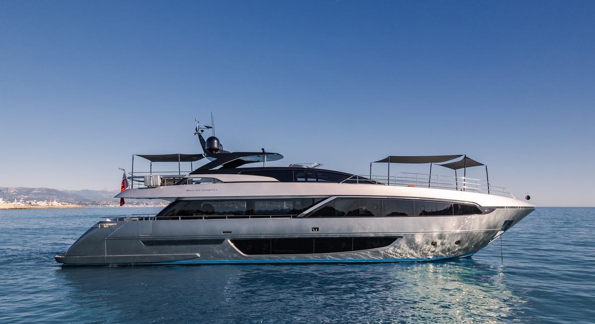 HP6 yacht charter 1