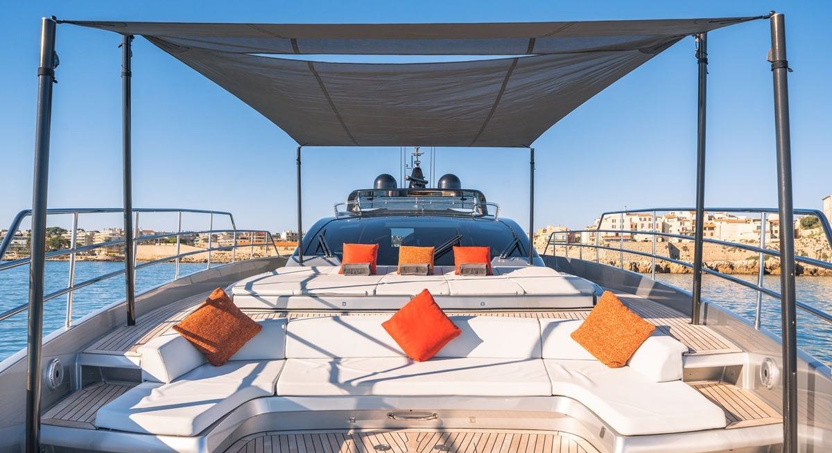 HP6 yacht charter 2