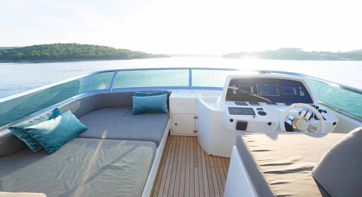 HUBO yacht charter 3