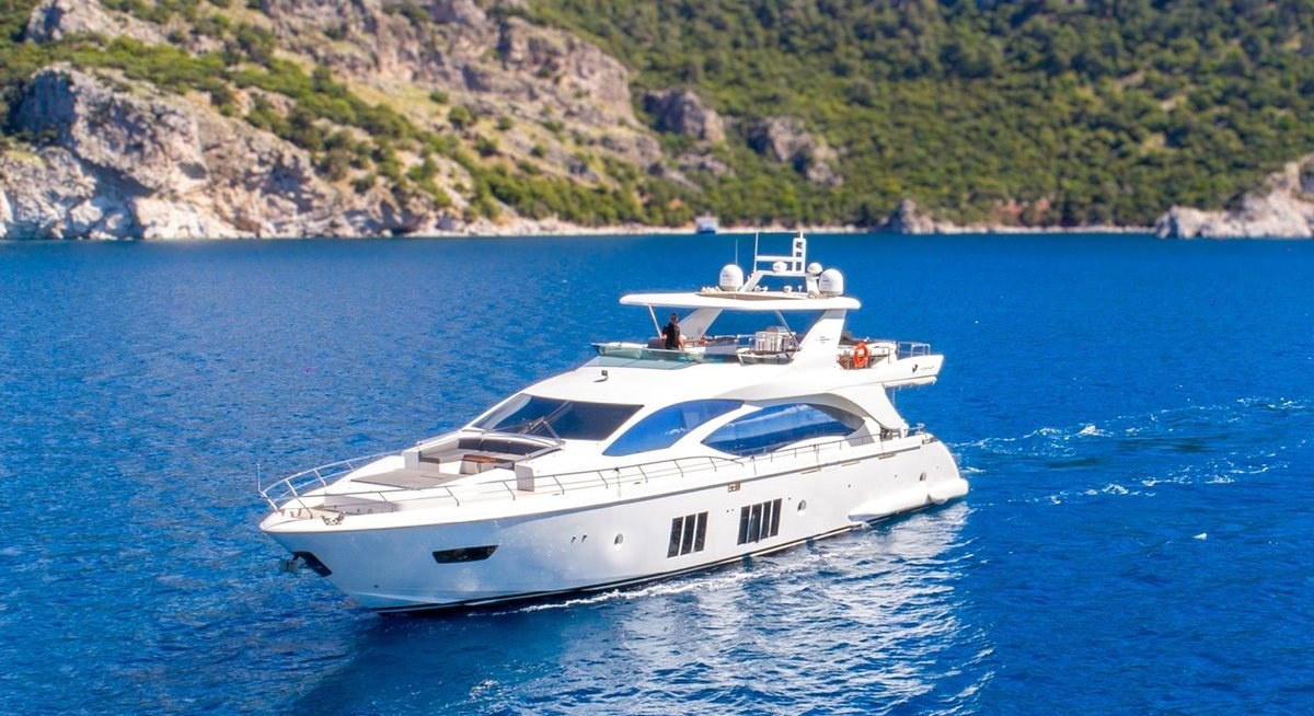 HUBO yacht charter 1
