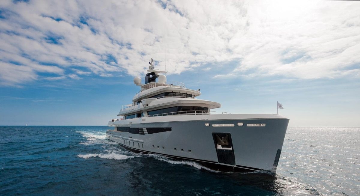 I NOVA yacht charter 1