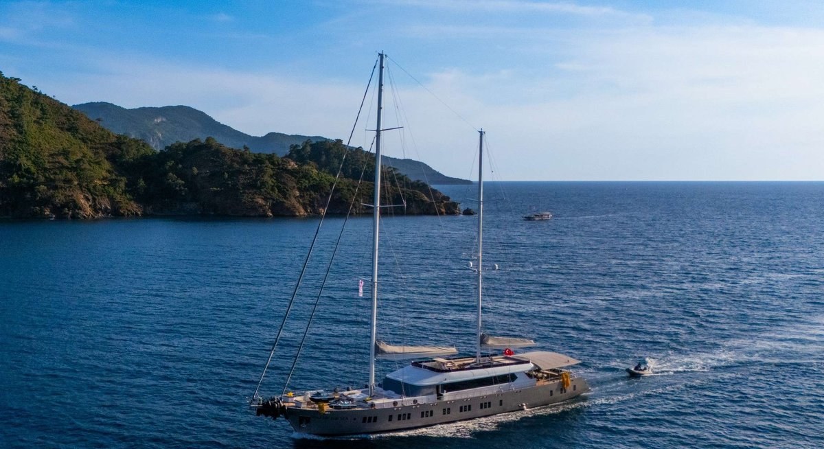 تأجير يخت KING OF THE SEA YACHT CHARTER