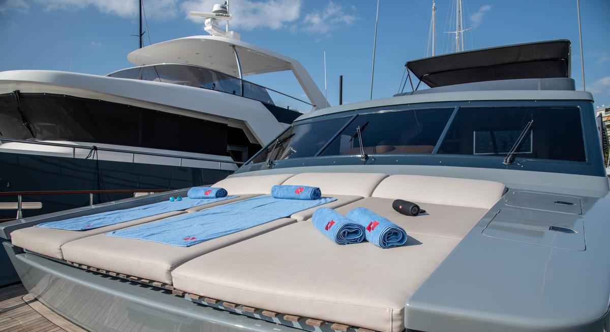 KISS yacht charter 2