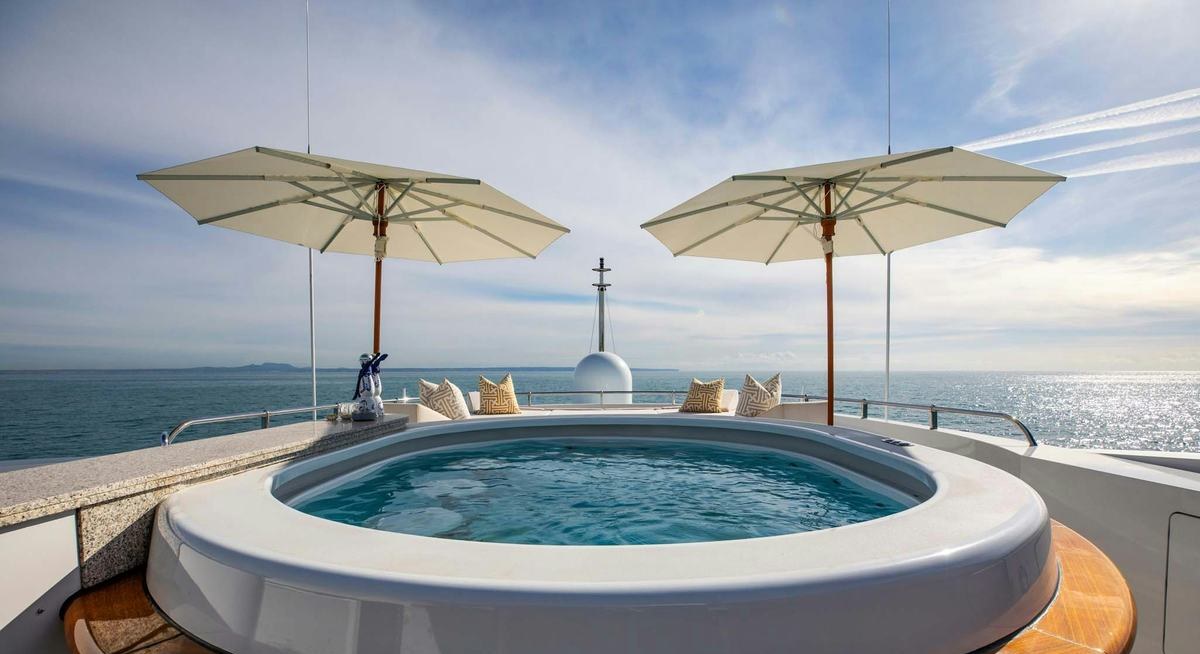 LA BLANCA yacht charter 2