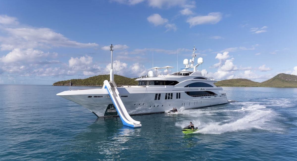 Yacht charter LA BLANCA YACHT CHARTER