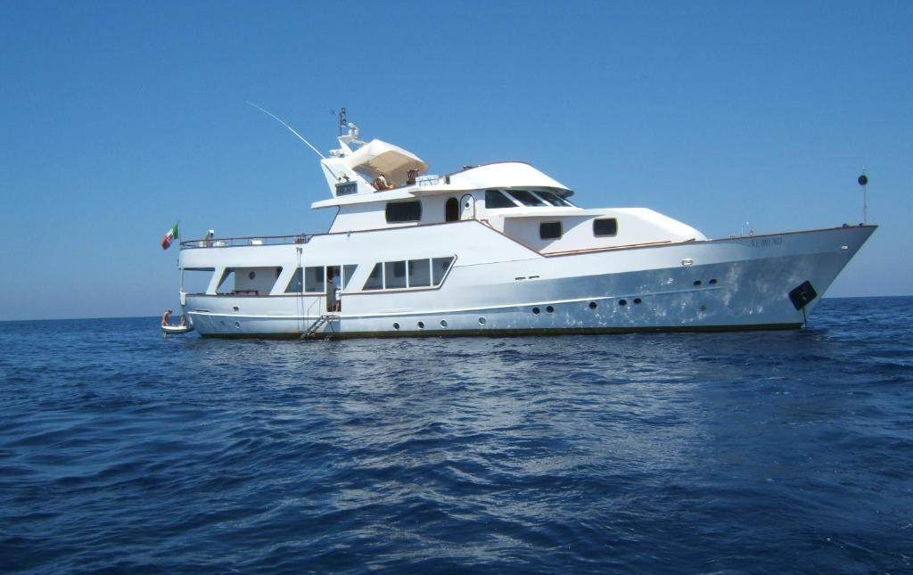 LA VOGLIA MATTA yacht charter 1