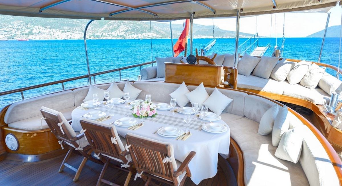 LADY CHRISTA yacht charter 4