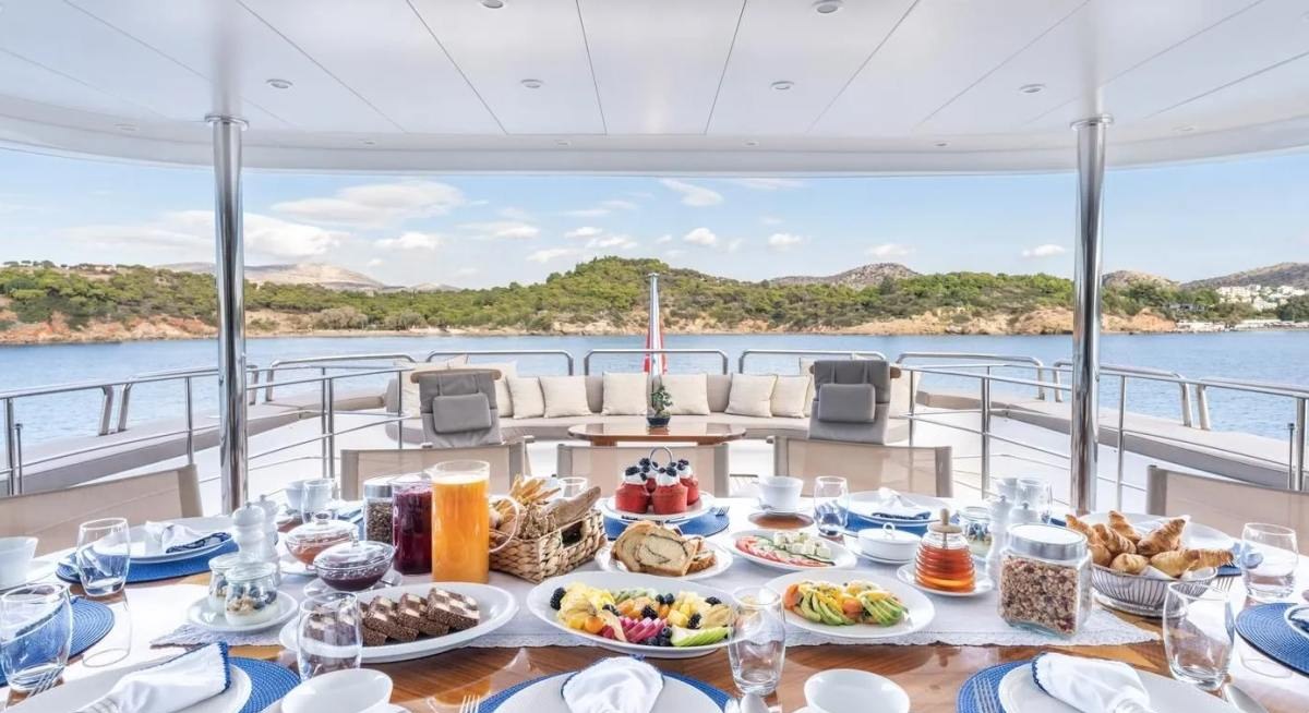 LADY G II yacht charter 3