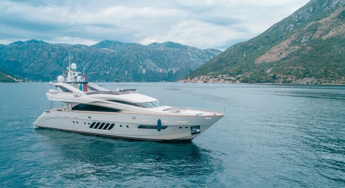 LADY MURA yacht charter 1