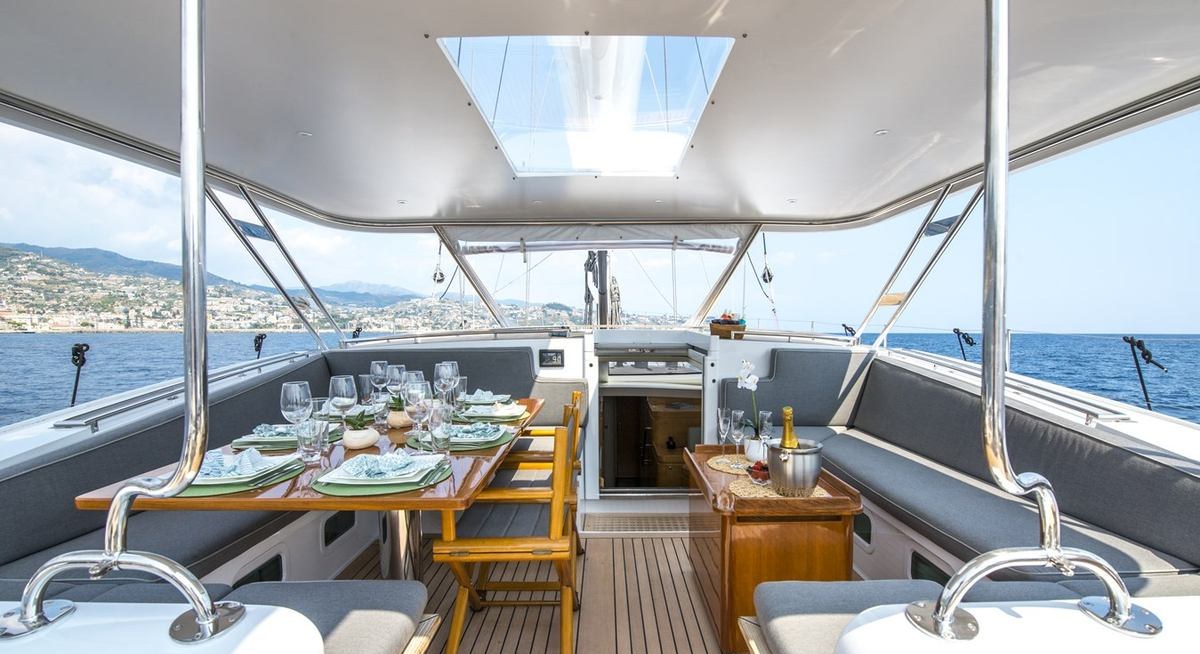 LADY 8 yacht charter 2