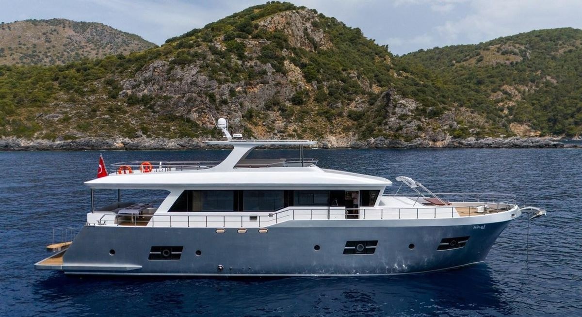 LAVIN yacht charter 1
