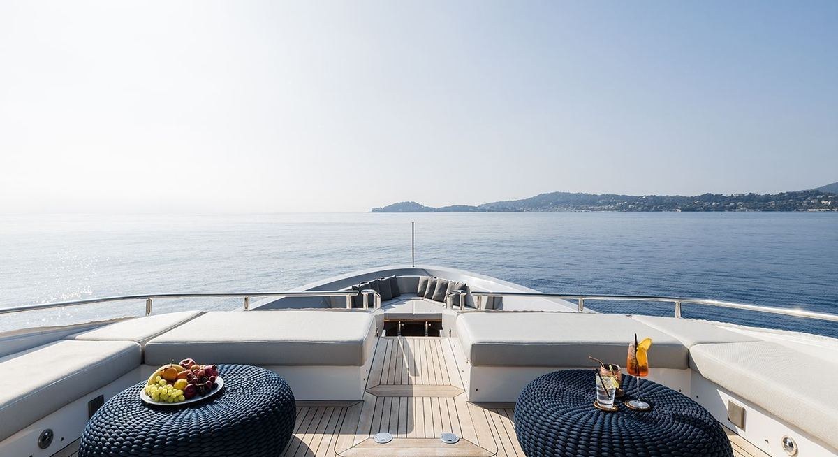LES BRUXELLOIS yacht charter 2