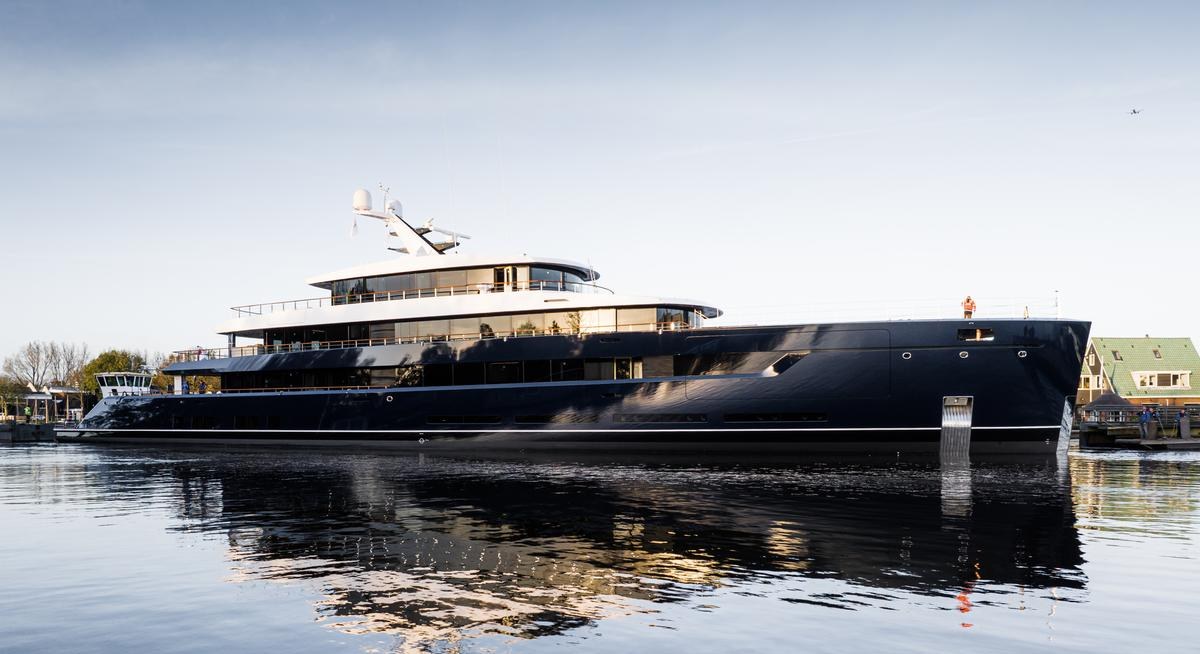 LES CINQ yacht charter 2