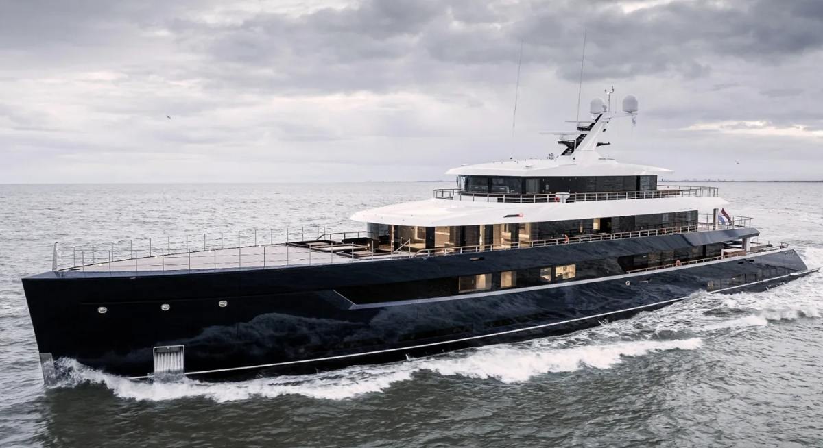 LES CINQ yacht charter 5