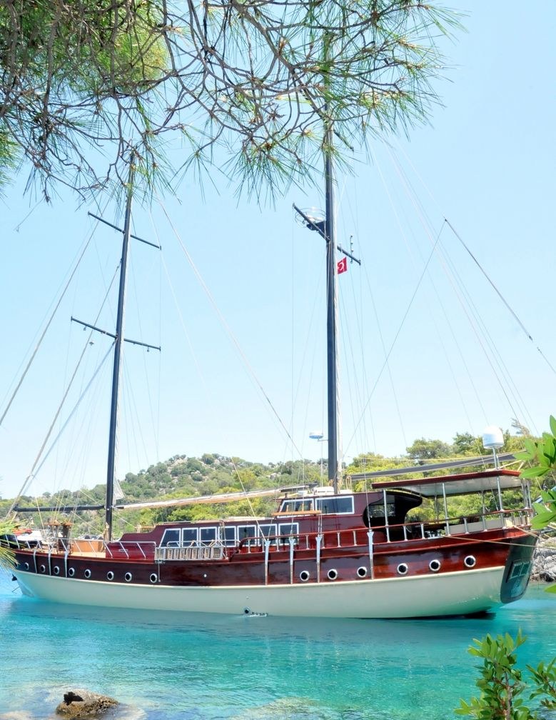 Yacht charter LET'S DANCE YACHT CHARTER