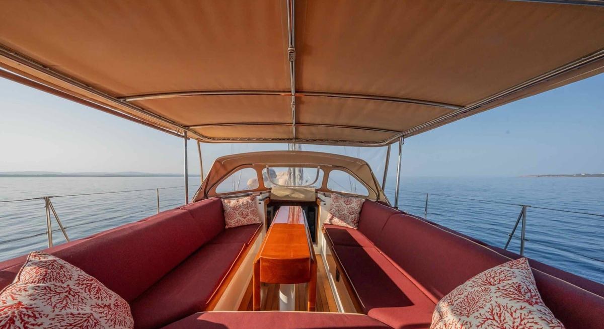 LILLA yacht charter 3
