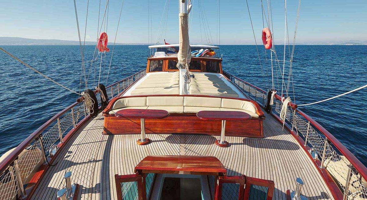LINDA yacht charter 2