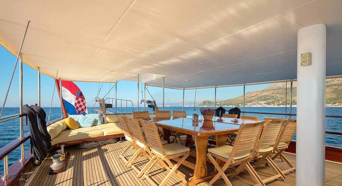 LINDA yacht charter 4