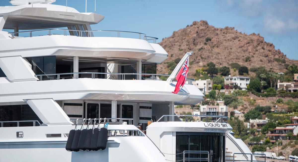 LIQUID SKY yacht charter 4