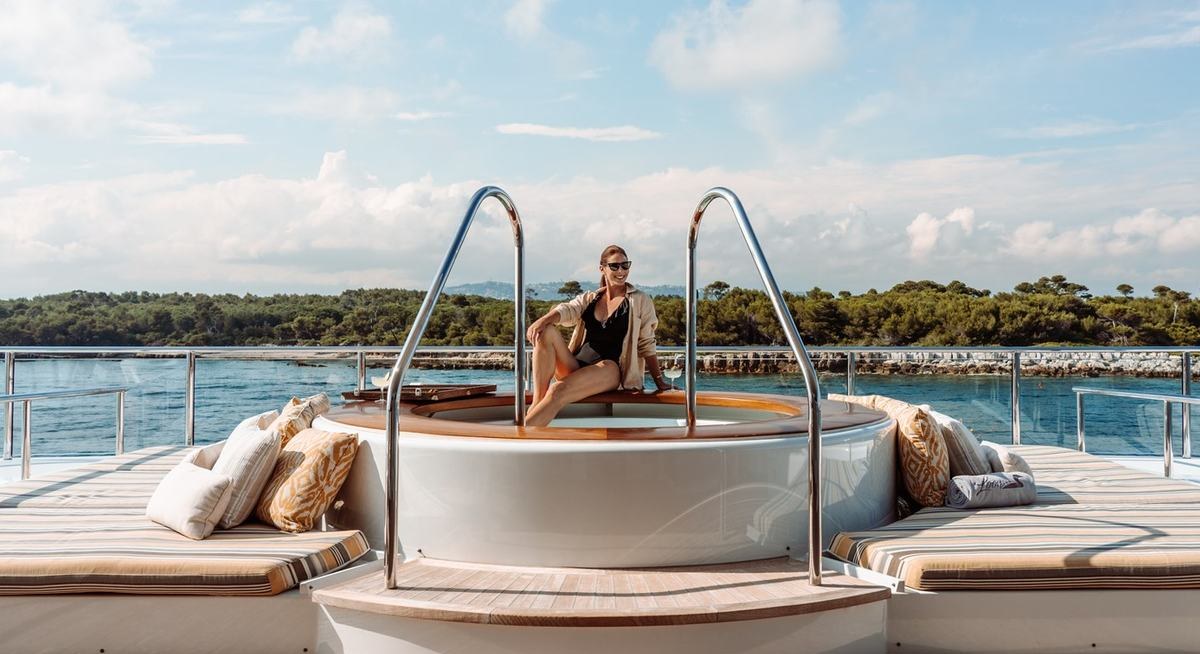 LOON yacht charter 2
