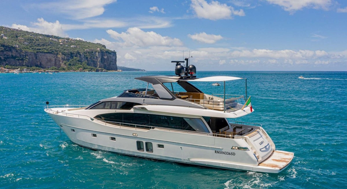 LUCKY yacht charter 5