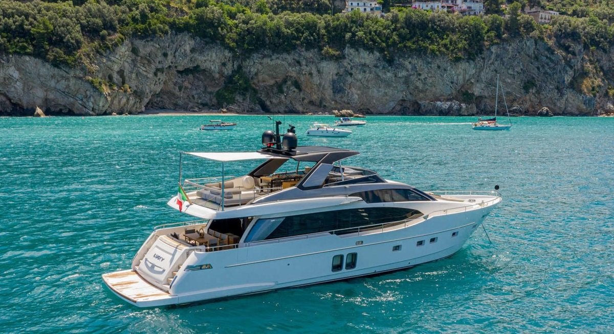 LUCKY yacht charter 1
