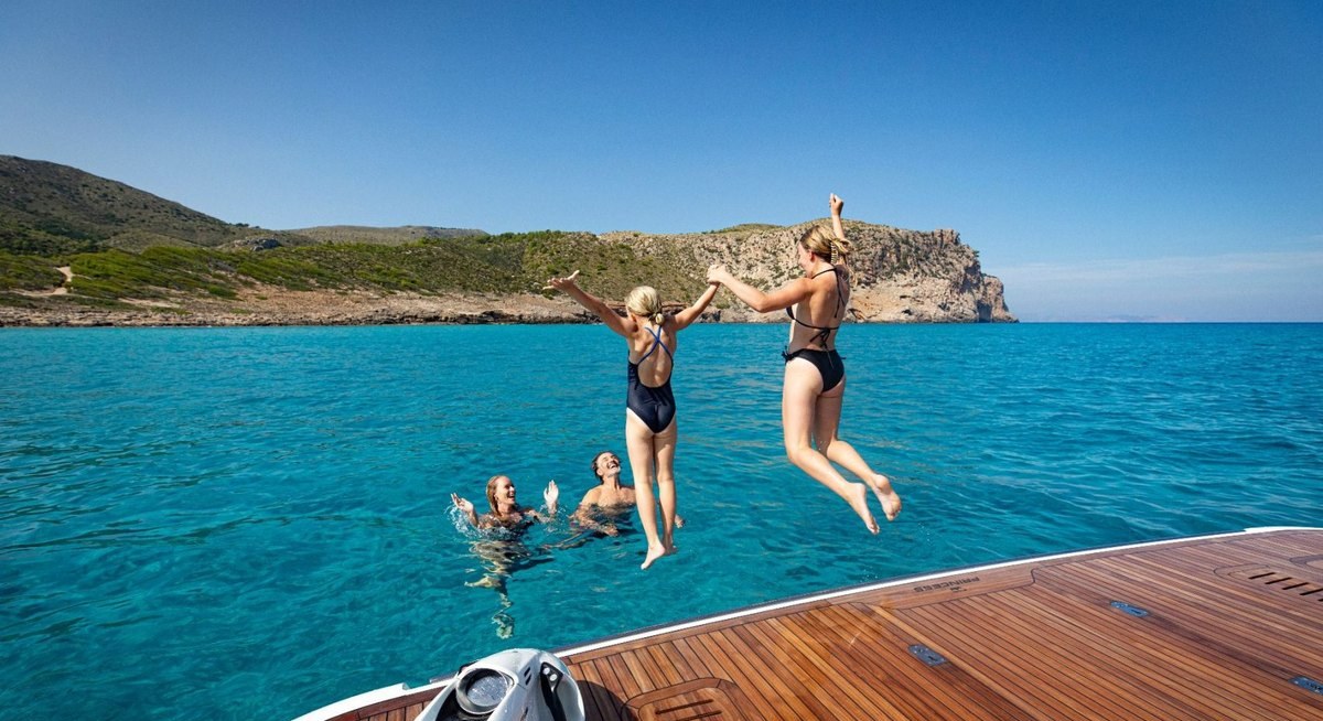 LUMI yacht charter 5