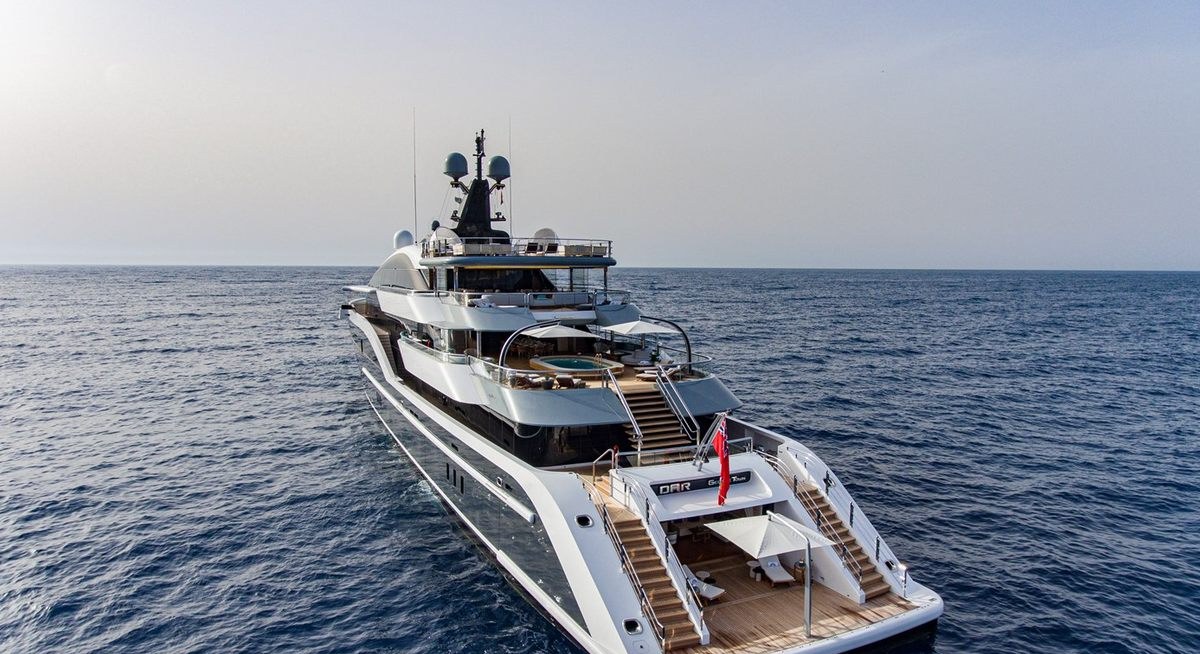 LUNA yacht charter 4