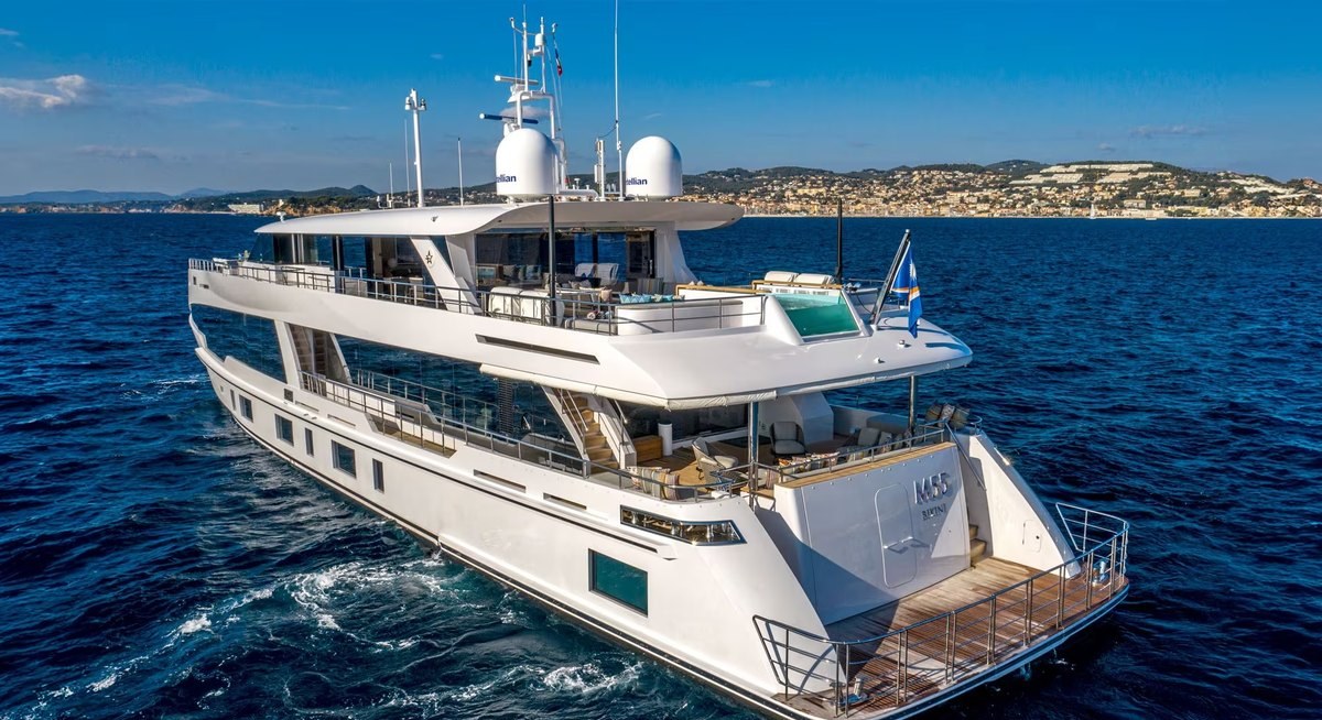 M55 yacht charter 5