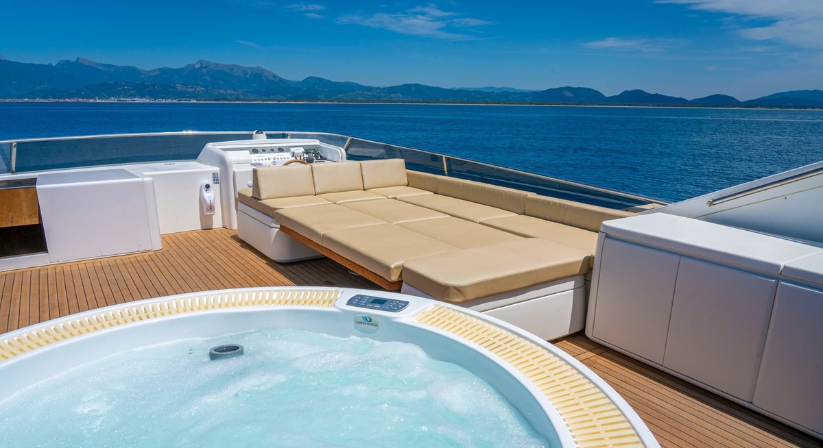 MAESTRALE yacht charter 3