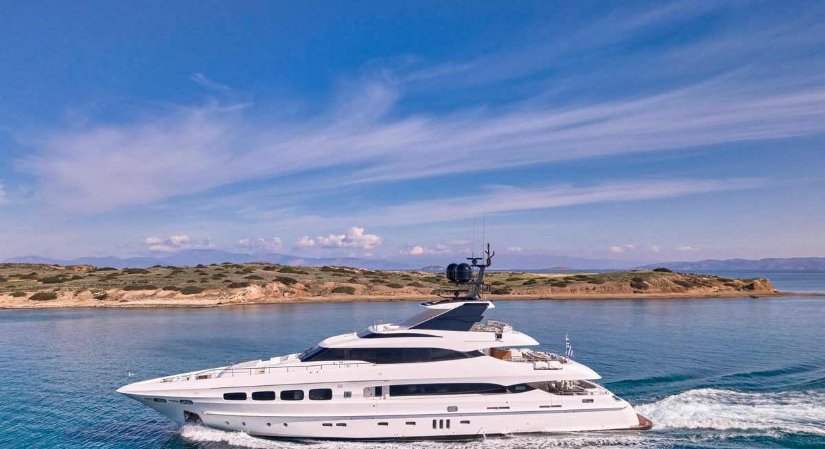 MAESTRO yacht charter 1