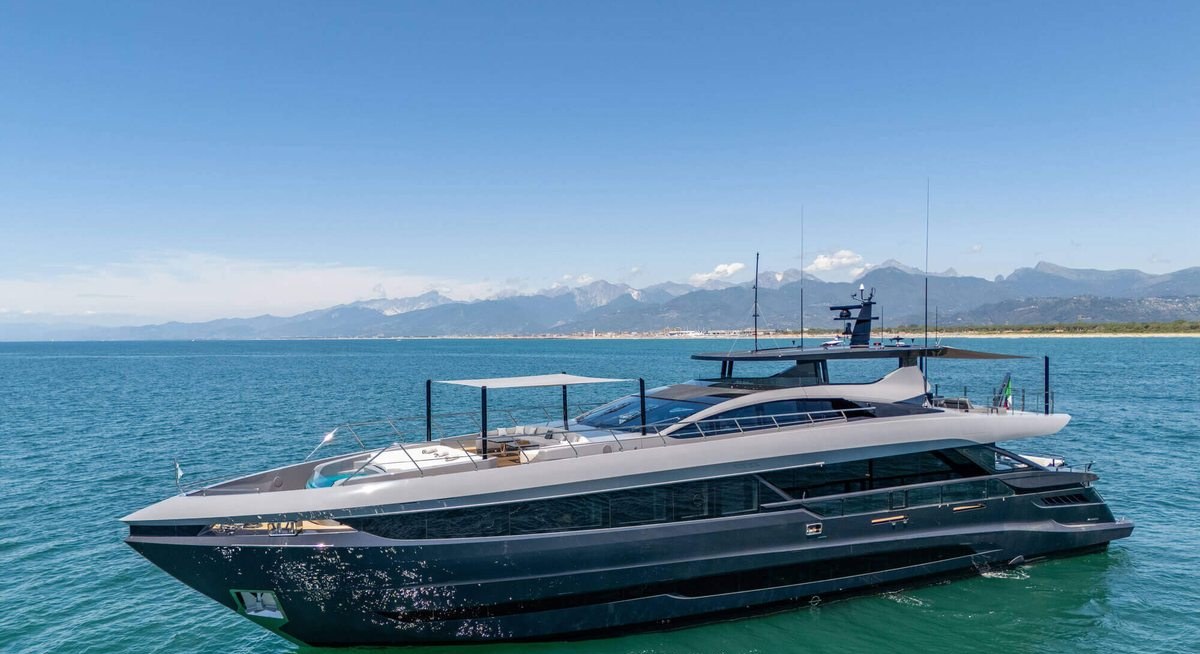 NEVER GIVE UP yacht charter 1