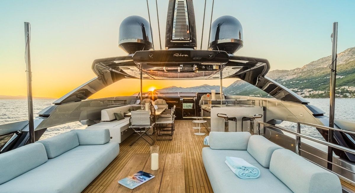 NO STRESS 888 yacht charter 3
