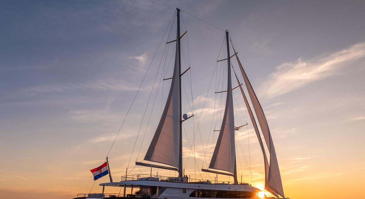 NOCTURNO yacht charter 5