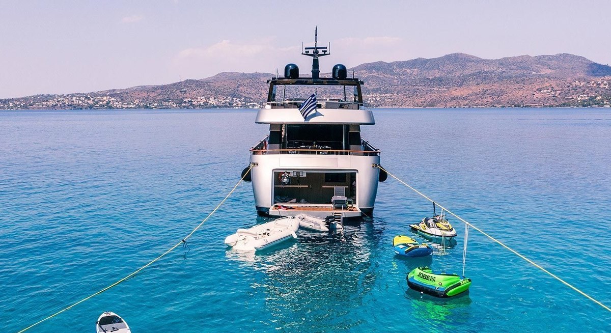 OVAL yacht charter 5