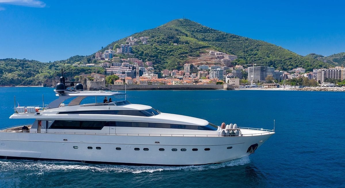 PERTULA yacht charter 1