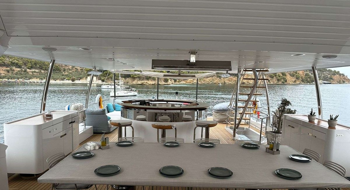 PURA VIDA yacht charter 3