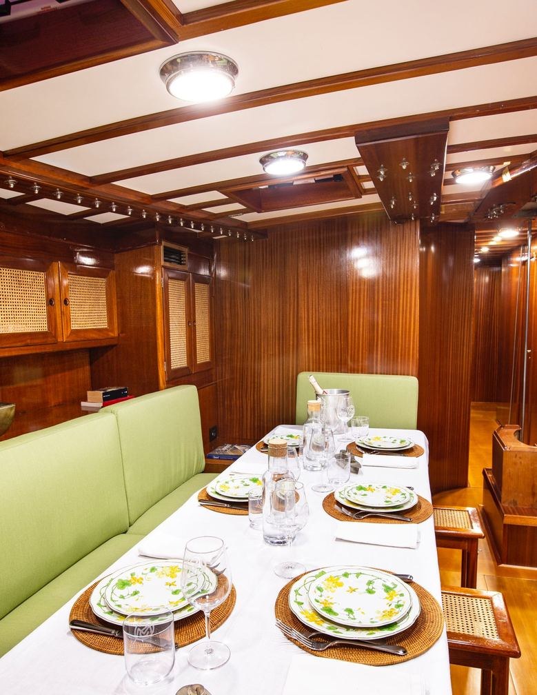 Yacht charter QUARTA SANTA MARIA YACHT CHARTER