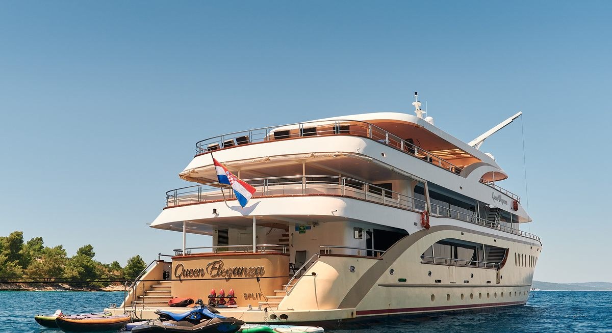 QUEEN ELEGANZA yacht charter 5