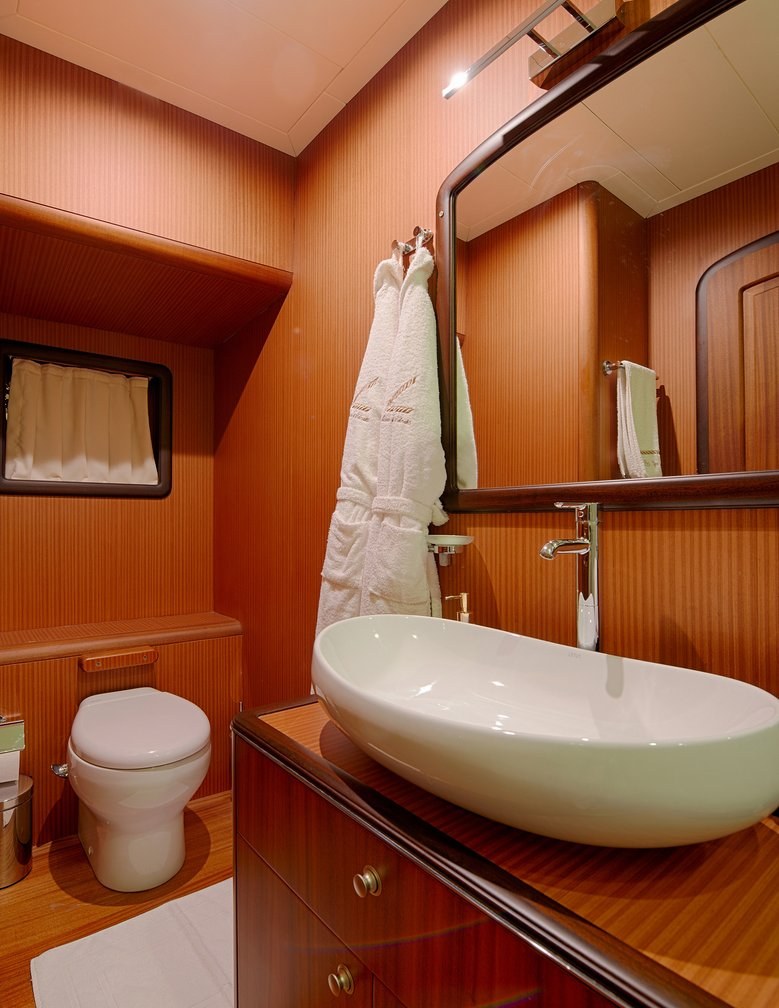 تأجير يخت QUEEN OF SALMAKIS YACHT CHARTER