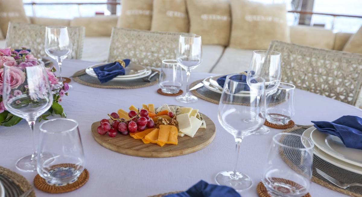 QUEEN OF SEA yacht charter 4