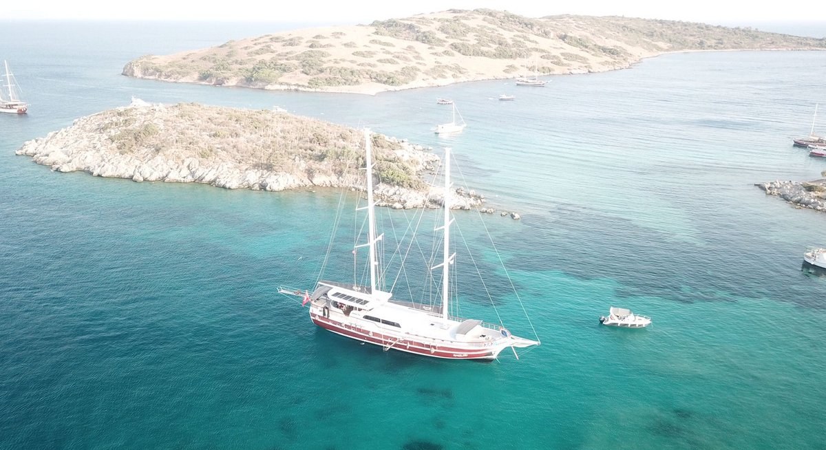 QUESTA VITA yacht charter 1