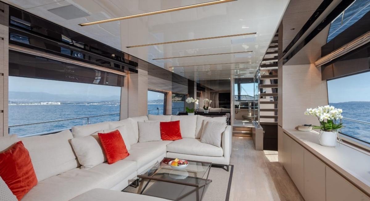 REGINE OF CANNES yacht charter 2