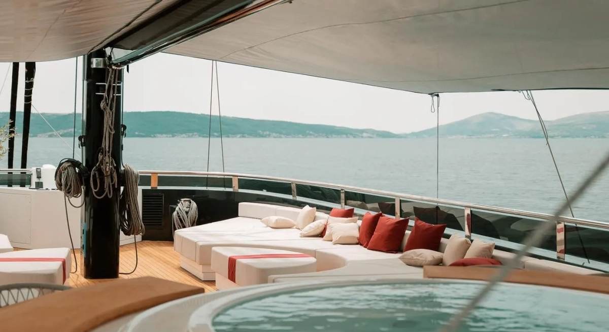 REPOSADO yacht charter 2