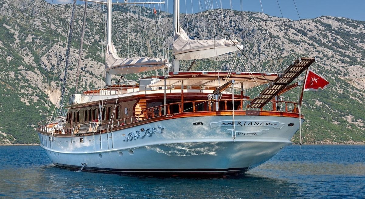 RIANA yacht charter 5
